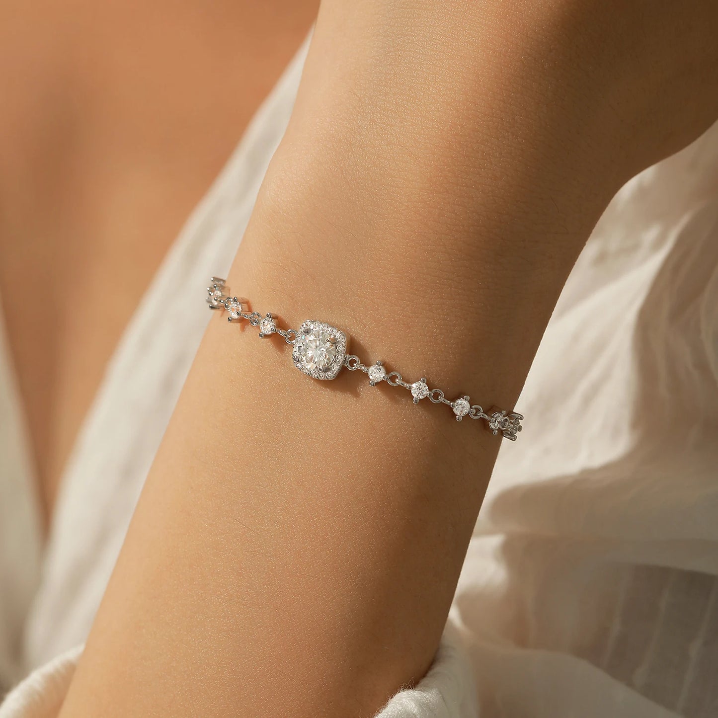 Exquisite 0.8CT D Color Moissanite Sterling Silver Halo Bracelet - Perfect for Bridal Elegance and Special Occasions
